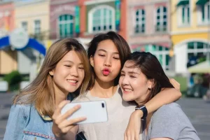 Ladies taking a selfie during a photography team building Bangkok event.