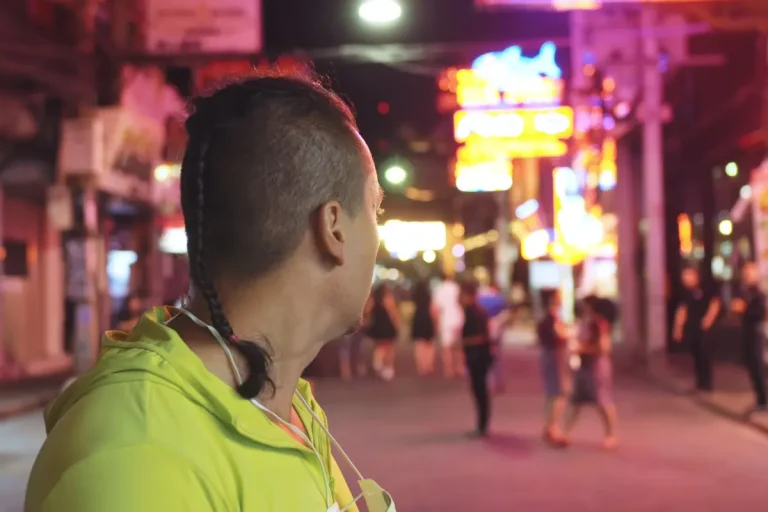 What is the nightlife like on Walking Street in Pattaya?